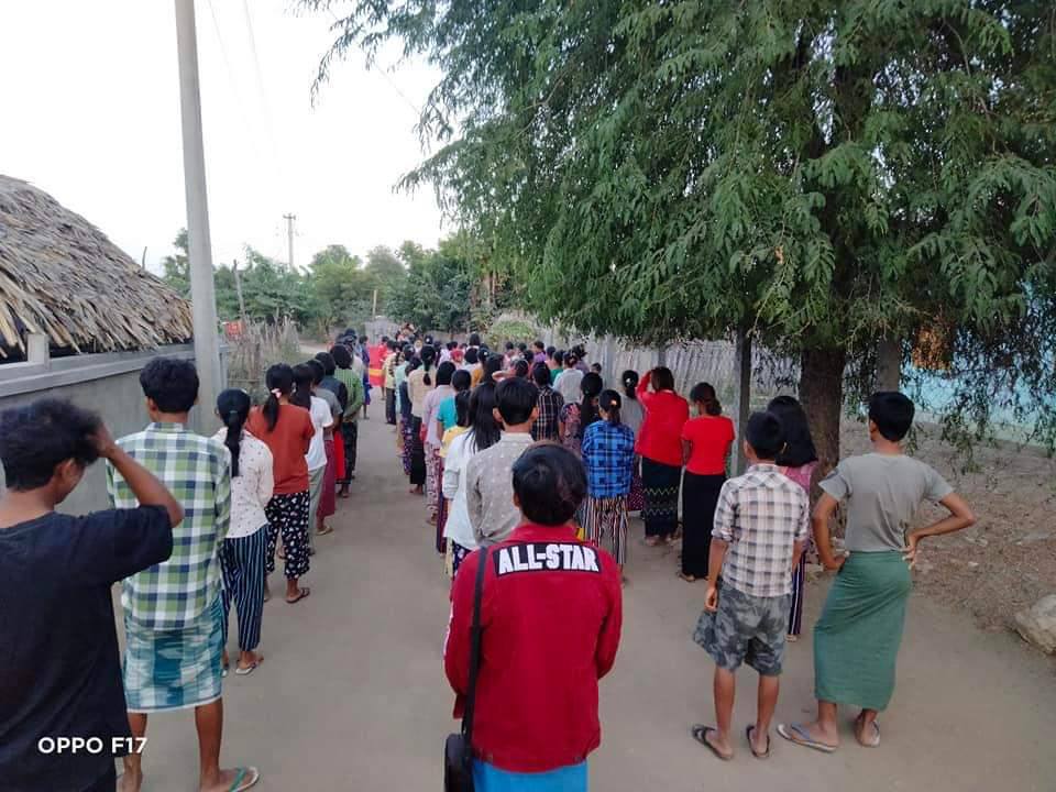khin_kt's tweet photo. ShweYeKyi Villagers staged their unrelenting marching protest in defiance of military council, on this evening. #FreezePaymentsToJunta #2022Jan13Coup #WhatsHappeningInMyanmar https://t.co/ncNwZ6Ok4d
