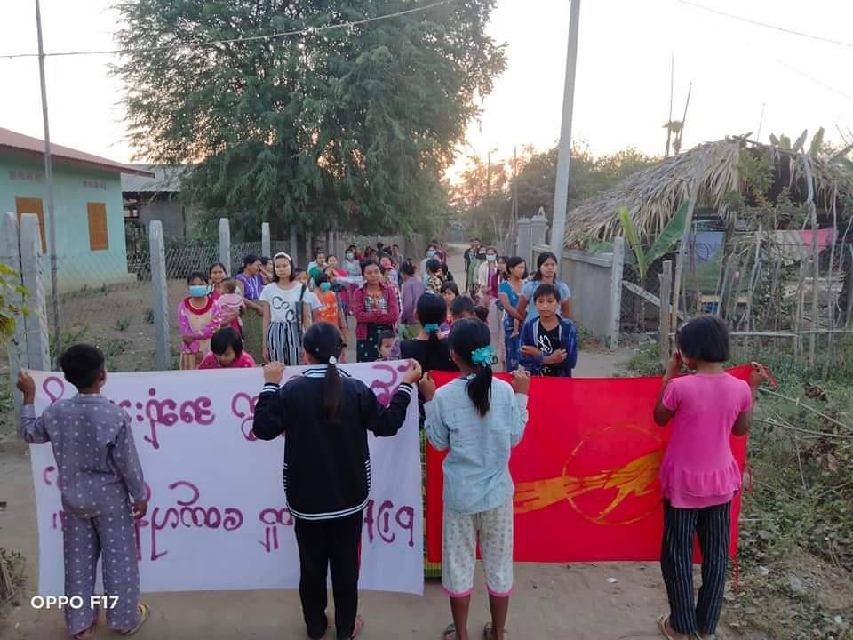 ShweYeKyi Villagers staged their unrelenting marching protest in defiance of military council, on this evening. #FreezePaymentsToJunta #2022Jan13Coup #WhatsHappeningInMyanmar