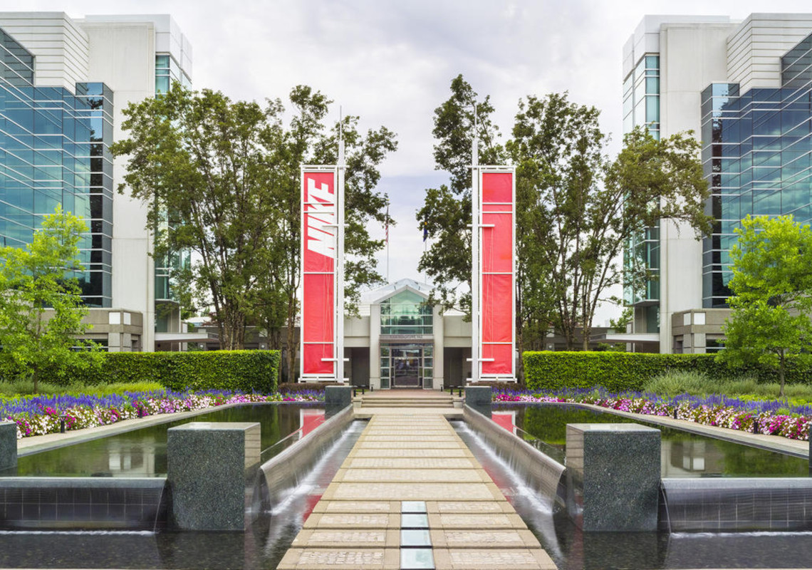 SneakerNews's tweet photo. NIKE, Inc. has recently notified some unvaccinated corporate employees that their employment will end on Saturday, 01/15, because they haven't complied to its COVID-19 vaccination protocol. 
https://t.co/8FBIYXZbIm https://t.co/YSt76eKUwc