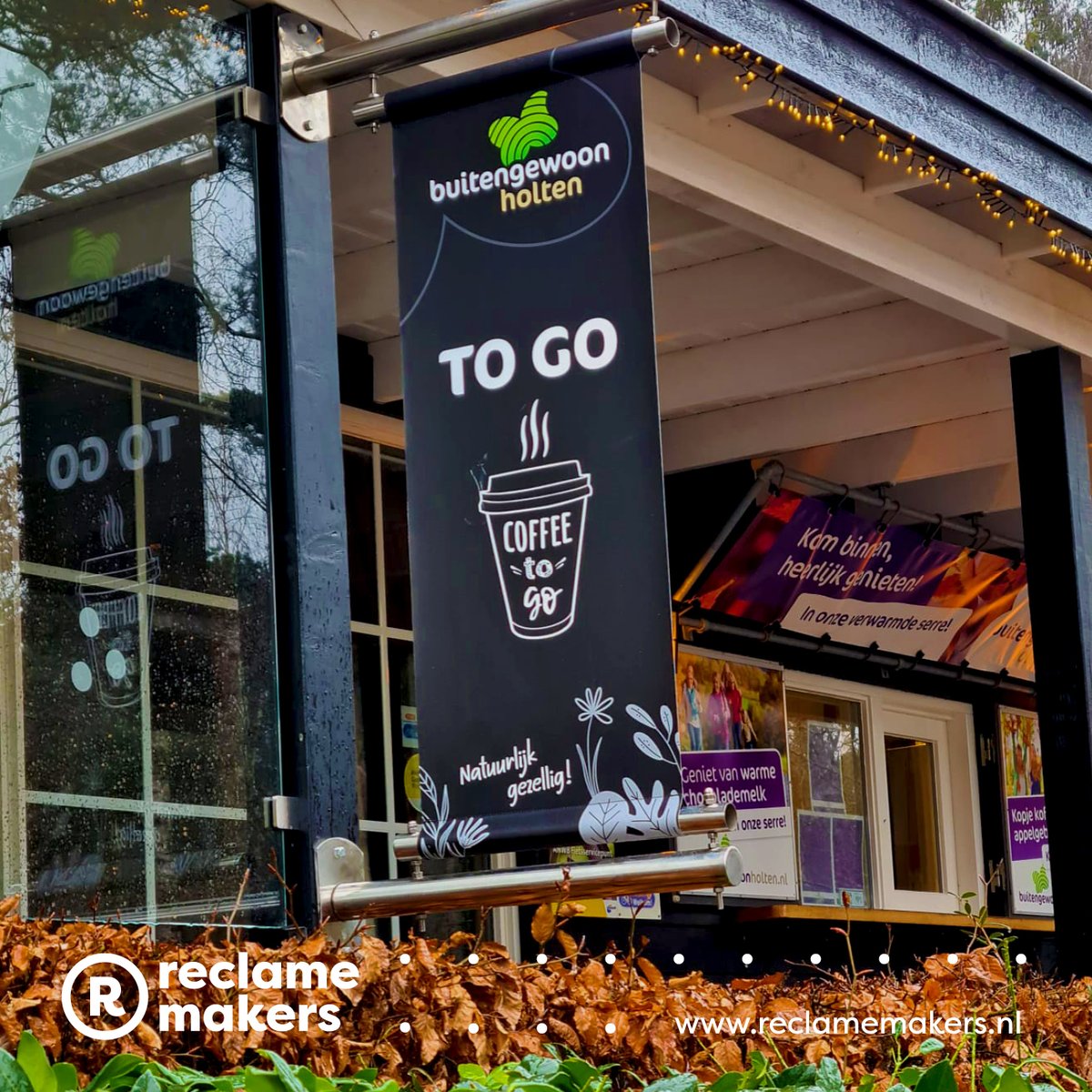 Zin aan iets lekkers na een wandeling op de Holterberg? ☕🌲@buitengewoonh staat voor u klaar met hun to go corner. Heb jij de door ons vormgegeven to go banier al zien hangen? #vormgeving #banier #holterberg #holten #logo #corner #wandelen