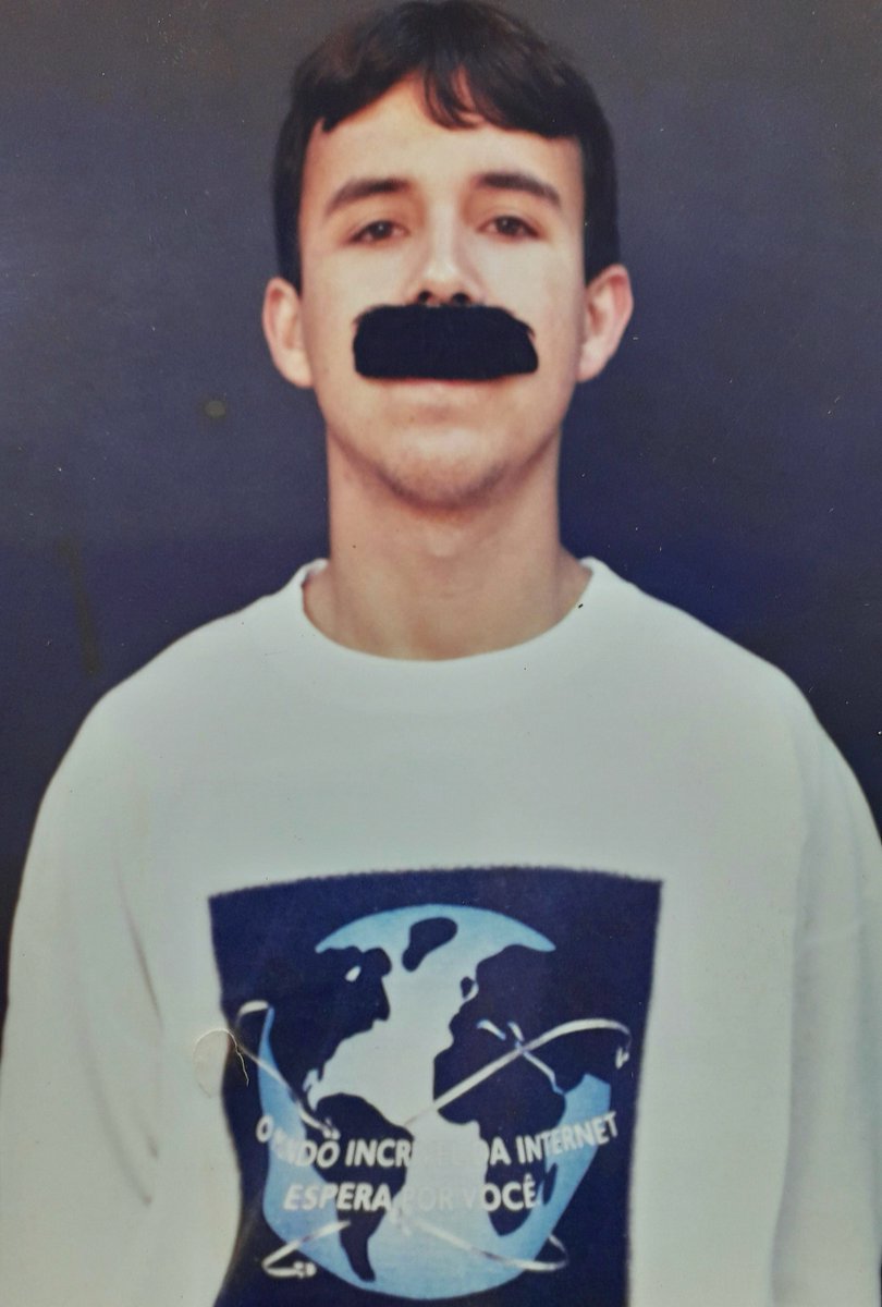 maumacedo77's tweet image. Há 22 anos, esse jovem começava a carreira no Jornalismo. Muita coisa mudou na profissão desde que recebi o canudo PUCRS, mas a gente segue firme na lida, apesar dos pesares.

* a foto com o bigode do mestre Olívio Dutra estampou o convite de formatura

#TBT #Jornalismo #Famecos