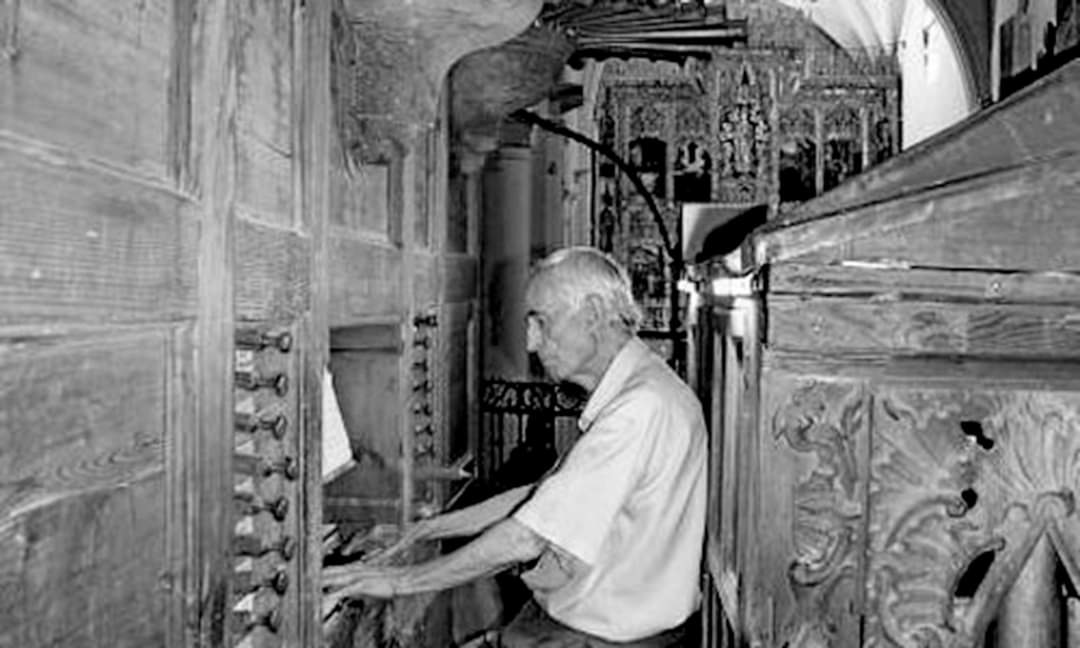Juan Ramón fue impulsor de la recuperación patrimonial de la iglesia de San Juan. Igualmente, destacó por su interés musical, pasión que queda reflejada en la creación de la coral Cristóbal de Morales y su apoyo a la Academia de Órgano en Andalucía.

📖 Marchena, Ayer y Hoy.