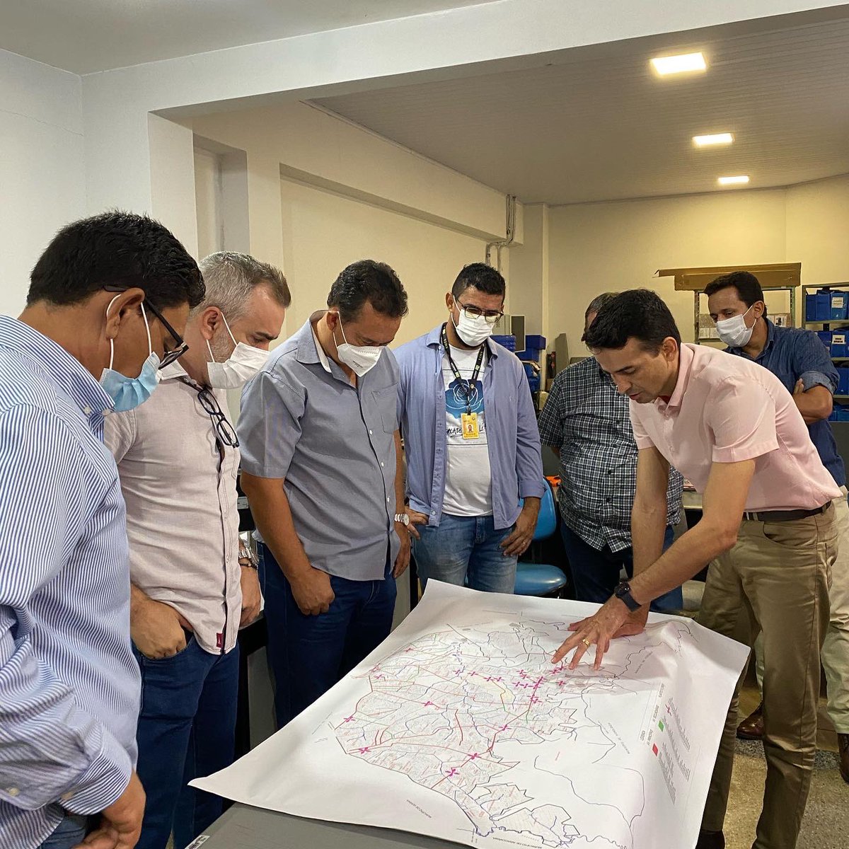 MaxMenezes's tweet photo. Parceria com as secretarias de Infraestrutura e SMTA para ajudar na limpeza da cidade. Juntos para realizarmos os serviços de Tapa-buracos, sinalização, roçagem e após a realização dos serviços, começar o plantio de flores na cidade.
#maxmenezes #limpeza #smta #seinfra #sdu https://t.co/vbStPZlumH