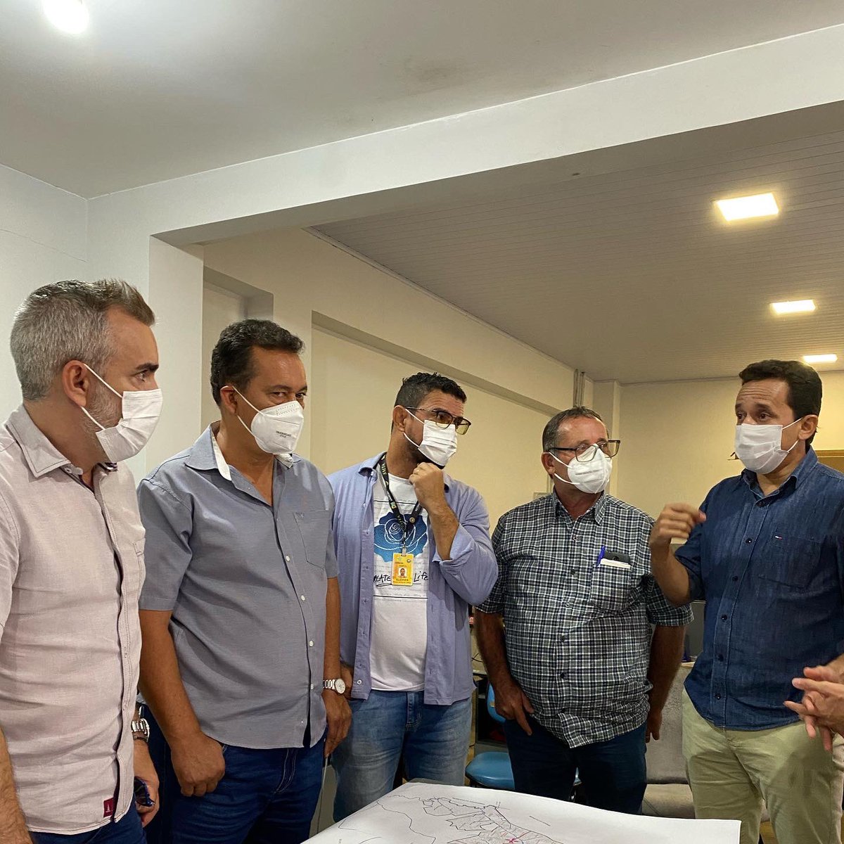 MaxMenezes's tweet photo. Parceria com as secretarias de Infraestrutura e SMTA para ajudar na limpeza da cidade. Juntos para realizarmos os serviços de Tapa-buracos, sinalização, roçagem e após a realização dos serviços, começar o plantio de flores na cidade.
#maxmenezes #limpeza #smta #seinfra #sdu https://t.co/vbStPZlumH