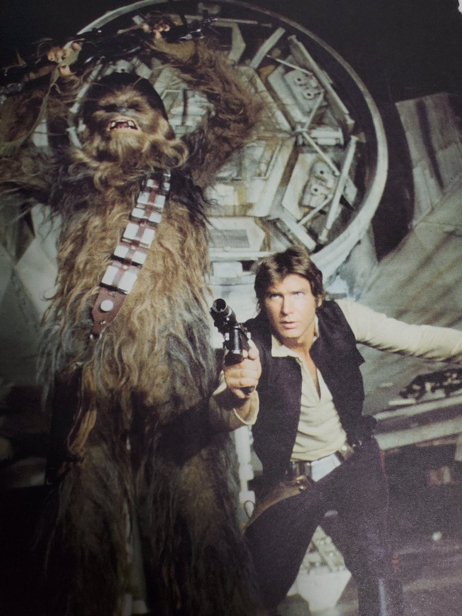 Came across this rare publicity shot in my collection from the original #StarWars yet NEVER before noticed seeing Peter Mayhew's human fingers being shown while dressed as Chewbacca. #ThrowbackThursday https://t.co/MVtM5ibBQn
