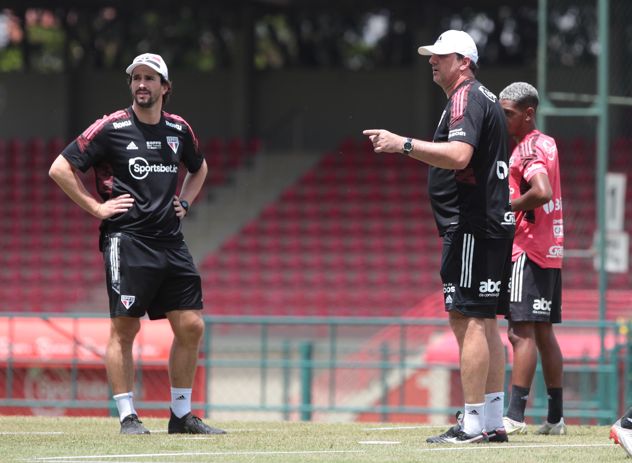 São Paulo treina no CT da Barra Funda em dia sem atividades em dois períodos