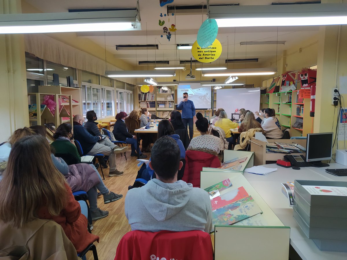 colegiohaiti's tweet photo. Nueva tarde de curso de la mano de @soyoscar. Hablamos de herramientas para utilizar en el #Auladelfuturo, y tenemos aquí hasta una impresora 3D para la sesión. https://t.co/I3ODeEsl4h