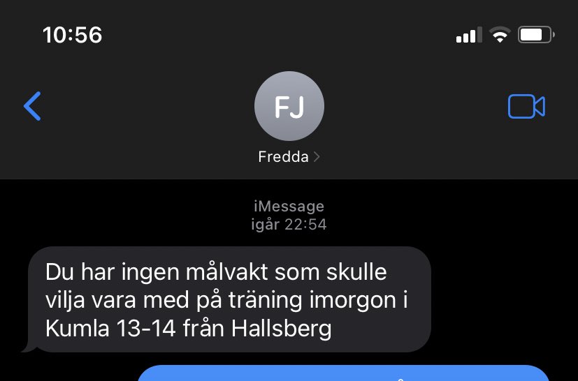 När man haft finfin form i hockeytvåan på slutet och det plingade till i telefonen igår kväll från Halmstad Hammars tränaren <a href="/FredrikJohans09/">Fredrik Johansson</a>. Då tänkte man att chansen kanske skulle komma….
Så här såg smset ut: 
Man var inte ens nära.
Hur som helst fick Fredda en målvakt!