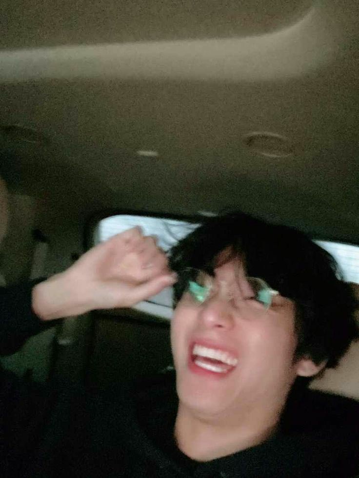 thvrandom's tweet image. #btsv ♡