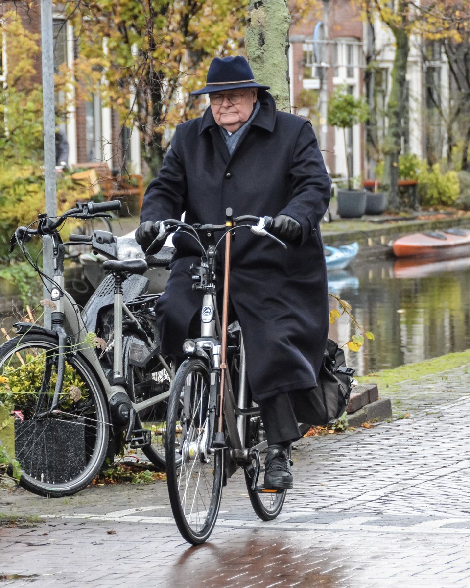"The 65 to 75 demographic in the Netherlands cycles more than any other adult age group. So cycling isn't just a young person's game.

For old people, it's more than a means of transport. It's a means of participation in society."

LISTEN to @TheWarOnCars: thewaroncars.org/2021/12/27/cur…