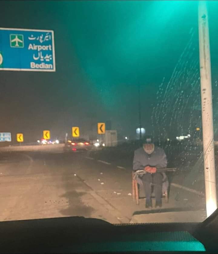 ZobiaKhurshid's tweet photo. رات ڈی ایچ اے لاہور  رنگ روڈ ٹول پلازہ پر اس بوڑھے کو اس نجات دہندہ سرد موسم میں بندوق پکڑے بیٹھے دیکھا۔

  اس بزرگ گارڈ کے لیے کوئی خاص کپڑا یا کوئی ہیٹنگ سسٹم نہیں دیکھا جبکہ اندر بیٹھے ٹول وصول کرنے والے لوگوں کو ہیٹر وغیرہ مل گئے۔ میرا خیال ہے کہ حکومت کو اس کا نوٹس لینا https://t.co/efWxG4QsW6