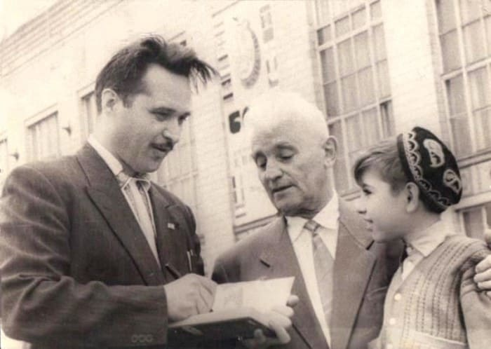UZEmbassyDC's tweet photo. Today, a documentary honoring #legend #SidneyJackson was premiered in #Tashkent. Native New Yorker moved to πΊπΏ in 1914 & founded the 1st #Uzbekistani boxing school. "It's a great honor to be a πΊπΈ citizen, but it's an even greater honor to stay here & serve this country", he said. https://t.co/Db9OcvwD56