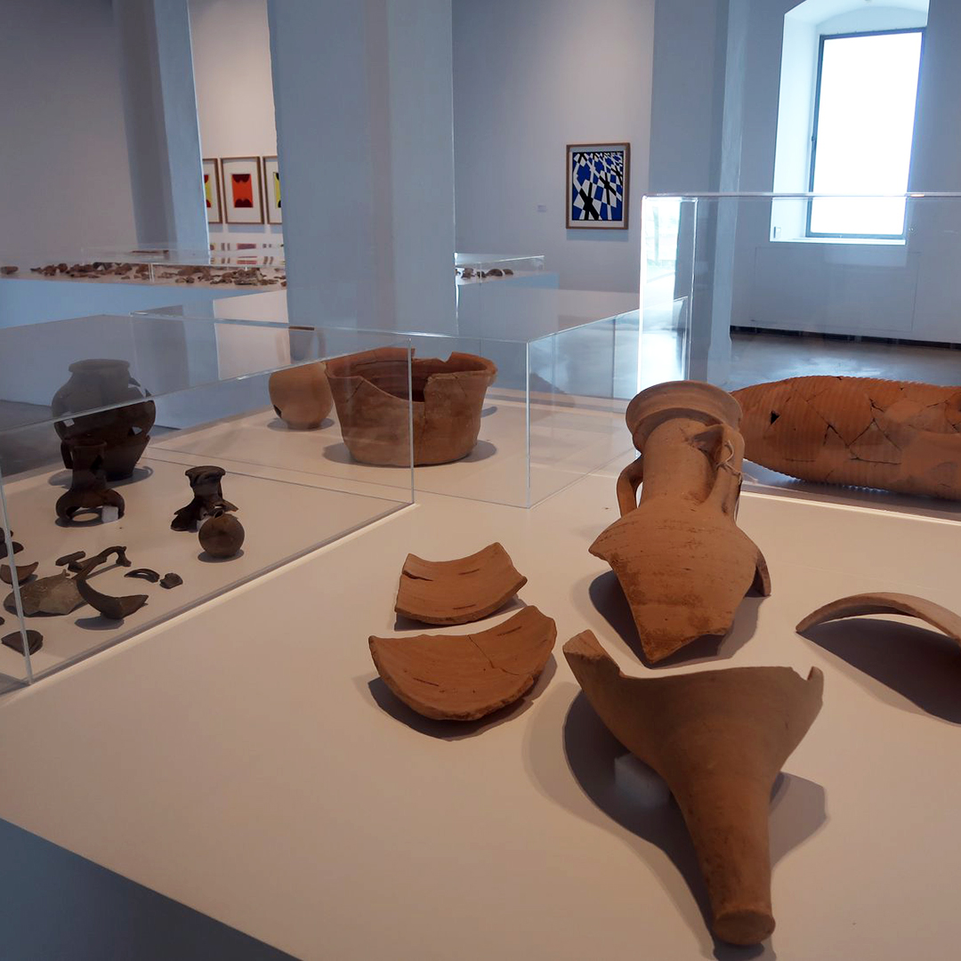 Arte en pleno centro de #Ibiza, el <a href="/MACEeivissa/">Museu MACE Eivissa</a>, foro cultural de la ciudad amurallada, exhibe una buena muestra de las expresiones plásticas más modernas en #Ibiza y las Baleares.

⁣⁣⁣👉 bookstyle.net/es/sugerencias…

#museum #art #cultura #lifestyle #bookstylesuggestions