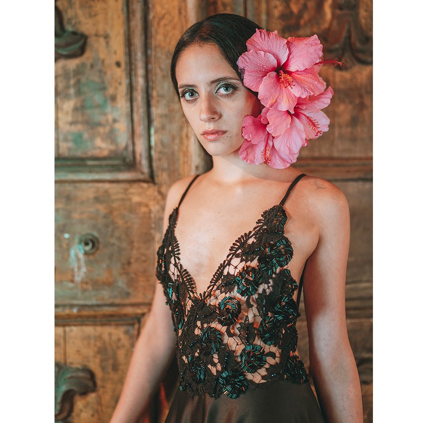 inspanishmgz's tweet photo. En cuerpo y alma
El vestir no solo cubre el cuerpo, sino que carga de sentido y expresividad nuestra presencia física para completar nuestra esencia. 

@mathiassambriz2 Foto #RocaFilms @oscaraltamoda2
#fashiondesigner #hautecouture #models #Fashion #elegance #luxury #dress https://t.co/e3eD5hpflj