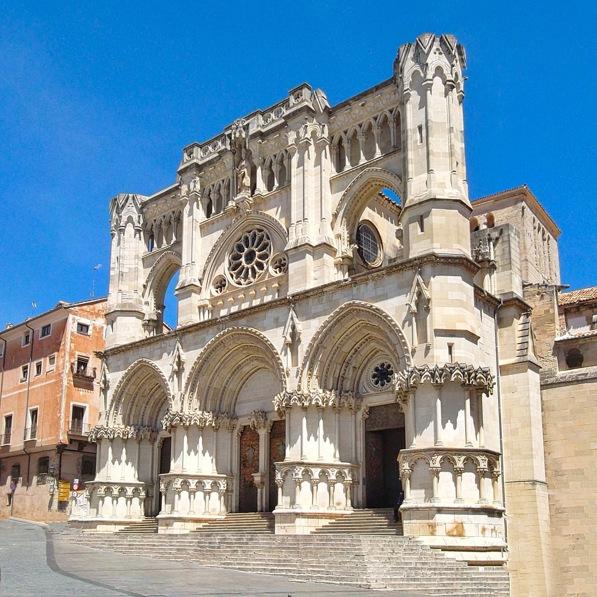 RomanicoEspana's tweet photo. Encaramada al inexpugnable peñón entre las hoces de los ríos Júcar y Huécar, la ciudad de Cuenca presidida por su catedral gótica de Santa María y San Julián celebró el mes pasado su 25° aniversario como Patrimonio de la Humanidad por la @UNESCO_es. #BuenasTardes #FelizJueves https://t.co/u2I2gtHxwc