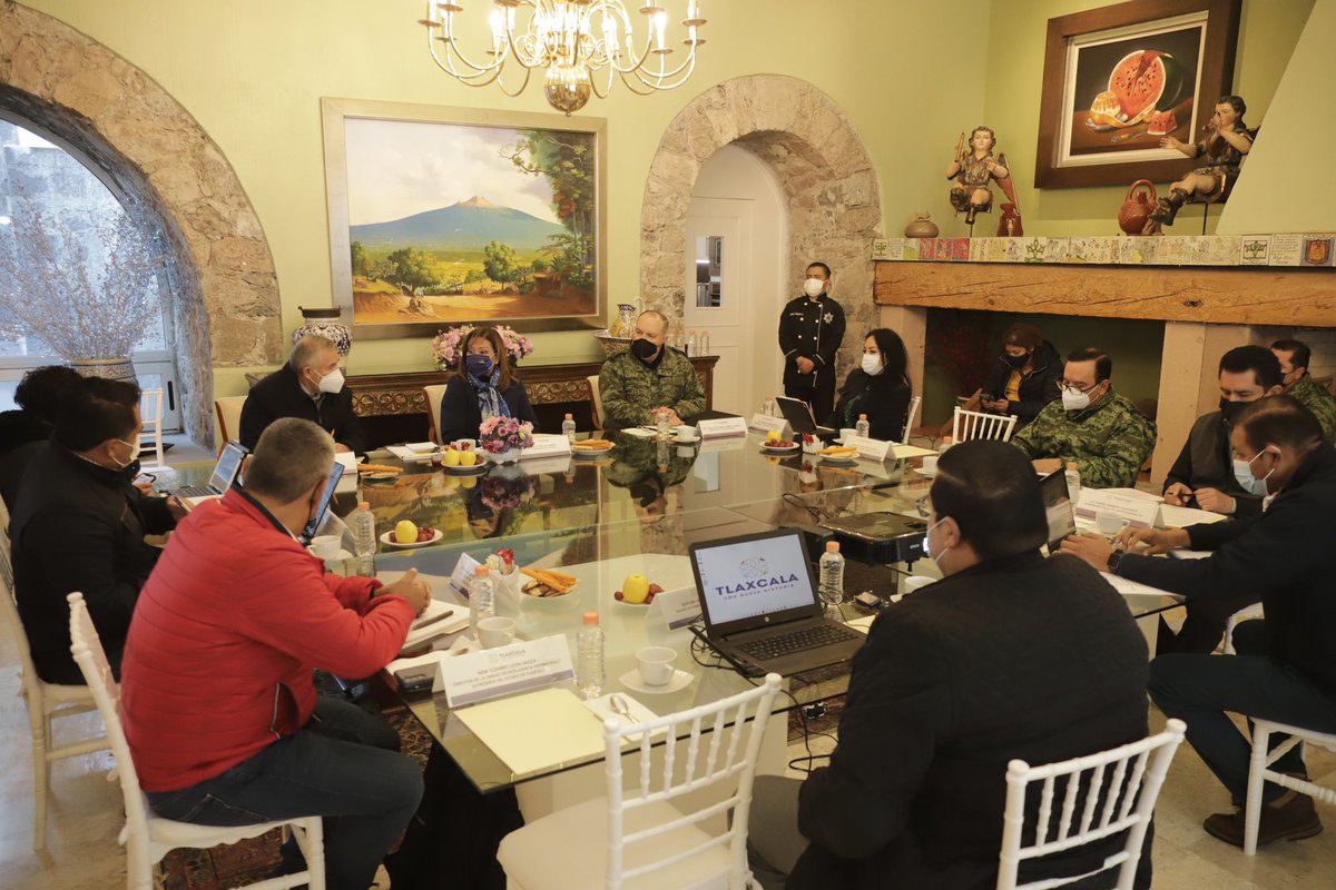 GobTlaxcala's tweet photo. La Gobernadora @LorenaCuellar se reincorporó a sus actividades de forma presencial al frente del Ejecutivo local, luego de haberse practicado la prueba y dar negativo a #COVID19, por lo que este jueves encabezó la mesa de #seguridad. 
#UnaNuevaHistoria https://t.co/T9UaJVQJRX