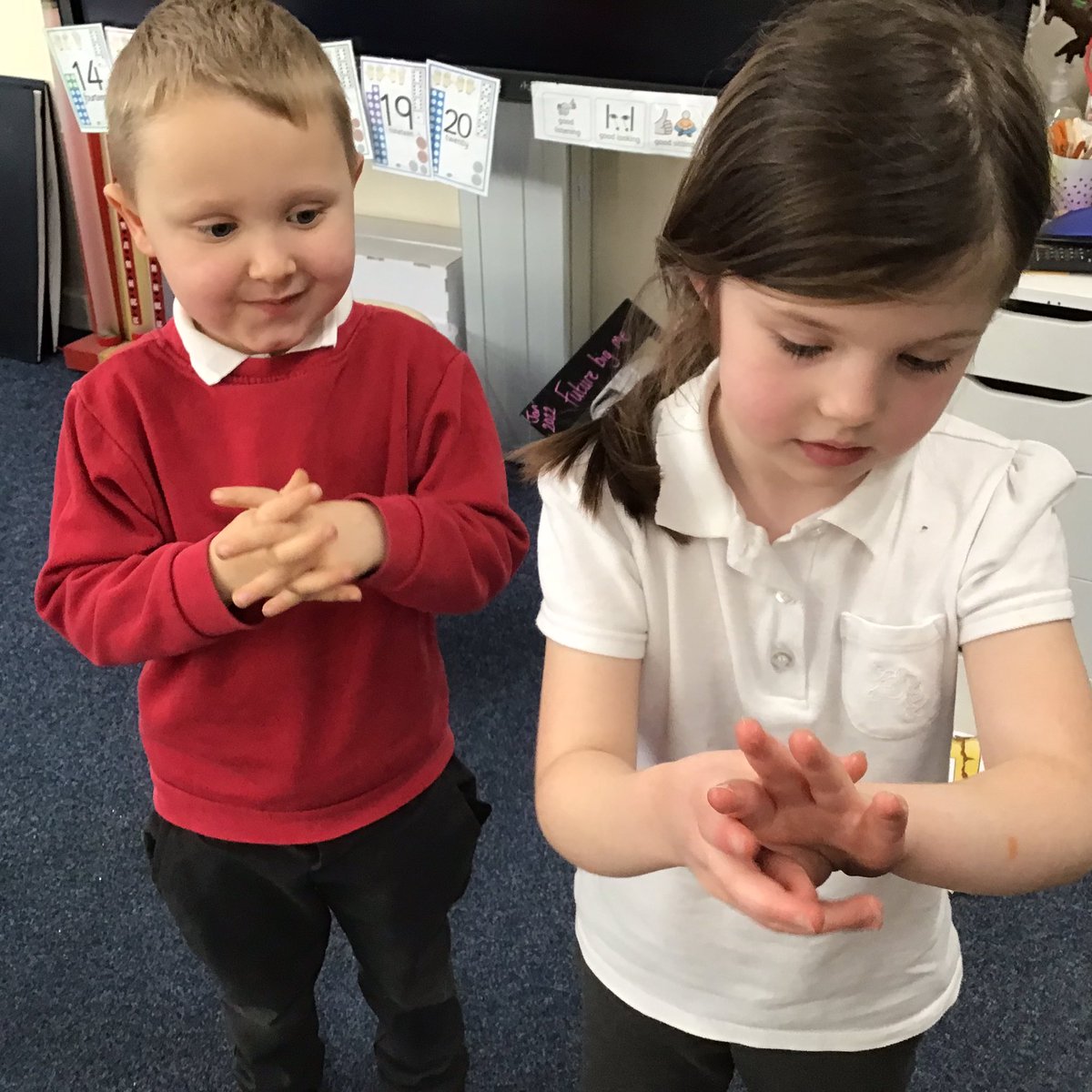 Monkhouse1's tweet photo. Reception have been investigated how germs are spread using hand lotion and glitter to represent the germs! We discovered how easily germs can be spread and the importance of hand washing! #KW #handwashing #investigation #EYScience #MHPSReception https://t.co/OIMAlmBNds