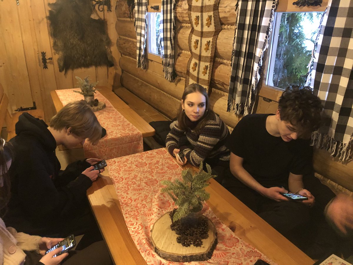 c00msucker2011's tweet photo. TAk spędzamy czas ze znajomymi w Zakopanem w karczmie 😁😁😁 https://t.co/Bt1O1mo6G8
