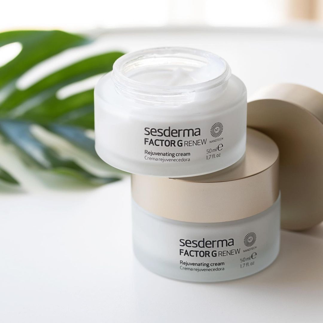 ISkinbrands's tweet photo. Rejuvenate your skin with a moisturizing cream full of growth factors and plant stem cells. 🍃

Perfect for cellular regeneration, wrinkle reduction and stronger skin.

Shop now: https://t.co/72iiSQWHy0
•

•

#FactorG #Moisturizer  #Skincare #Sesderma #iberiaskinbrandsindia https://t.co/8778k2wpc4