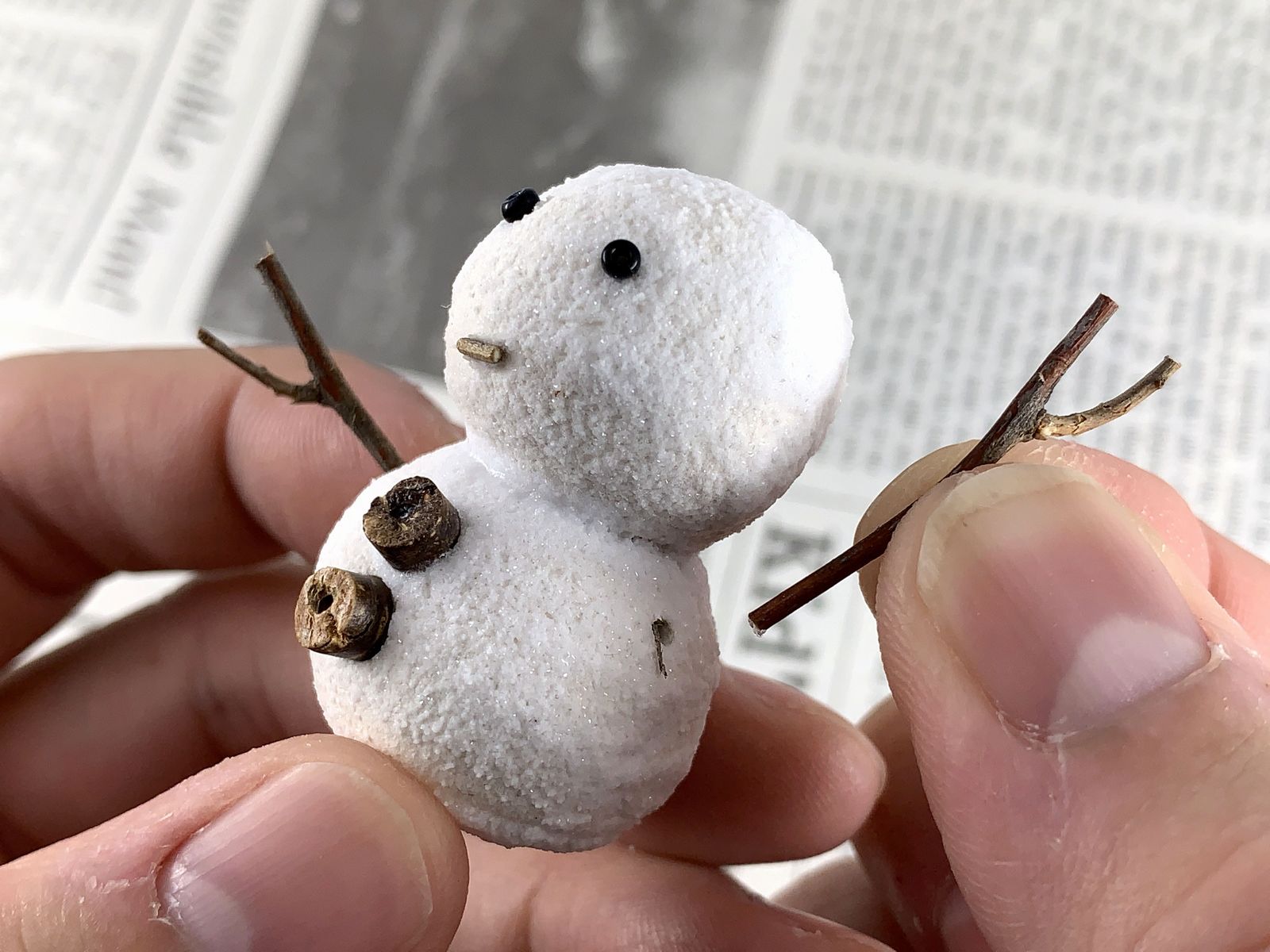 瀬川たかし Auf Twitter せっかく雪も積もってるので 雪だるま の作り方を説明しますね 石粉粘土を丸めて瞬間接着剤でくっつける Katoさんの 千古の雪 を塗って乾かす 100円均一のドライフラワーやビーズでアレンジ ジオラマテクニックバイブル ジオラマ