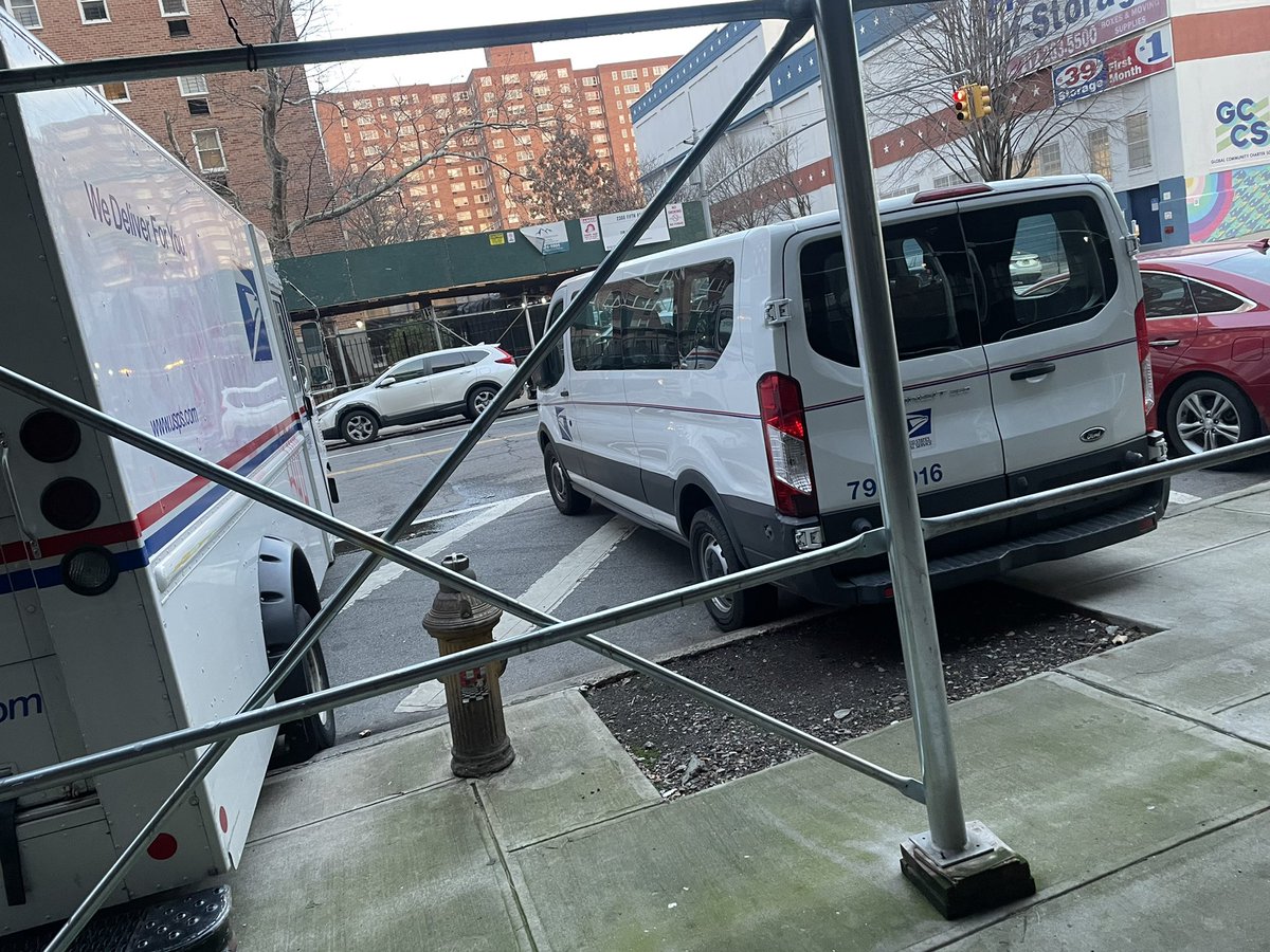 FranklinFarez's tweet photo. @USPS good job, car parked at fire hydrant https://t.co/53X3fTGavx