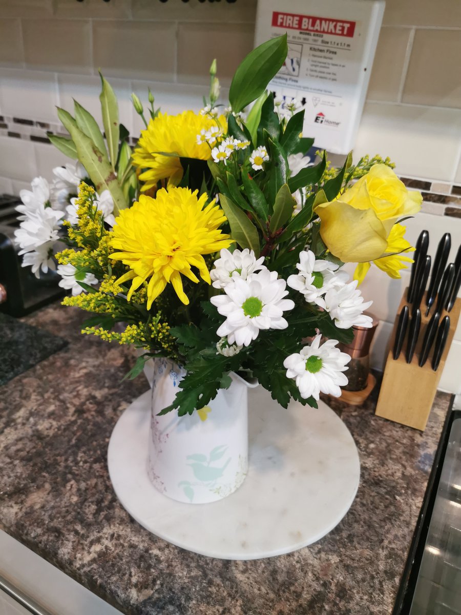 Happy New Year! First move in of the year done this morning in #Camborne  for a very happy customer who viewed between Christmas and New Year and all set to go today! She bought Kirsty these gorgeous flowers too! Great start! 
#HappyNewYear #HNY #Tenants #Landlords #Lettings