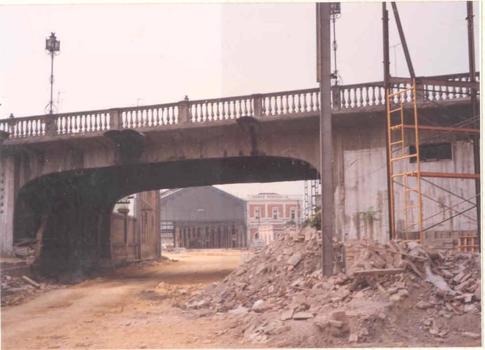 Obras de desmantelamiento de las vías de tren de la antigua estación de Cádiz-San Bernardo.

Año 1991.