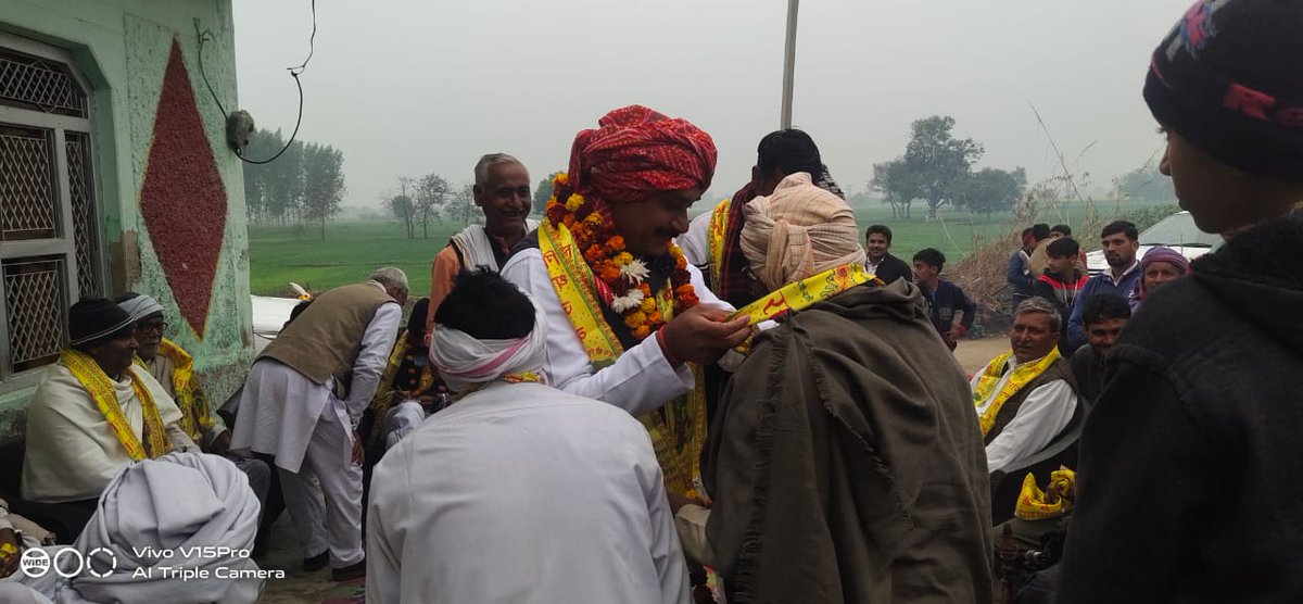 PreetamsinghRLD's tweet photo. आज नगला पंजाबी में स्थानीय सरदारी ने भव्य स्वागत करके आपन�� आशीर्वाद दिया। यकीन दिलाता हूँ कि उनके इस भरोसे को कभी कम नहीं होने दूंगा और उनके हर सुखःदुख उनके साथ खडा रहूंगा। आप सब के प्रेम, स्नेह और समर्थन के लिए धन्यवाद।
#preetamsinghrld
@jayantrld @yadavakhilesh https://t.co/vZaMuGKVmR