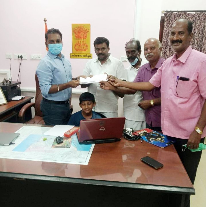 lenin_thiru's tweet photo. சிதம்பரம் அருகே பழமை வாய்ந்த வல்லம்படுகை இரயில் நிலையத்தில்

 விழுப்புரம் -மயிலாடுதுறை பாசஞ்சர் ரயில் தற்போது நிற்காமல் செல்வதை கண்டித்தும்

வழக்கம் போல நின்ற��� செல்ல வலியுறுத்தியும் திருச்சி கோட்ட இயக்குனர் பிரிவு மேலாளர் அவர்களிடம் இன்று பொதுமக்கள் சார்பாக மனு அளிக்கப்பட்டது. https://t.co/iYrSNgrwDE