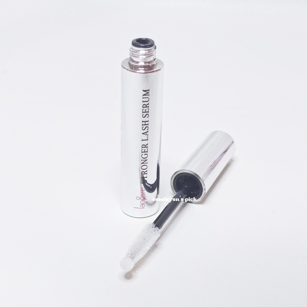 emulsyen's tweet photo. yang kedua, ni punya @LangsreI stronger lash serum.

kalo bulu mata kamu sering rontok, kurang lentik, kurang panjang, and tipis cobain deh punyanya langsre😭🙏

waktu pertama kali pake ini, aku agak amaze dia cepettt bangettt bikin bulu mataku lebat!! https://t.co/xHuLYApWv6