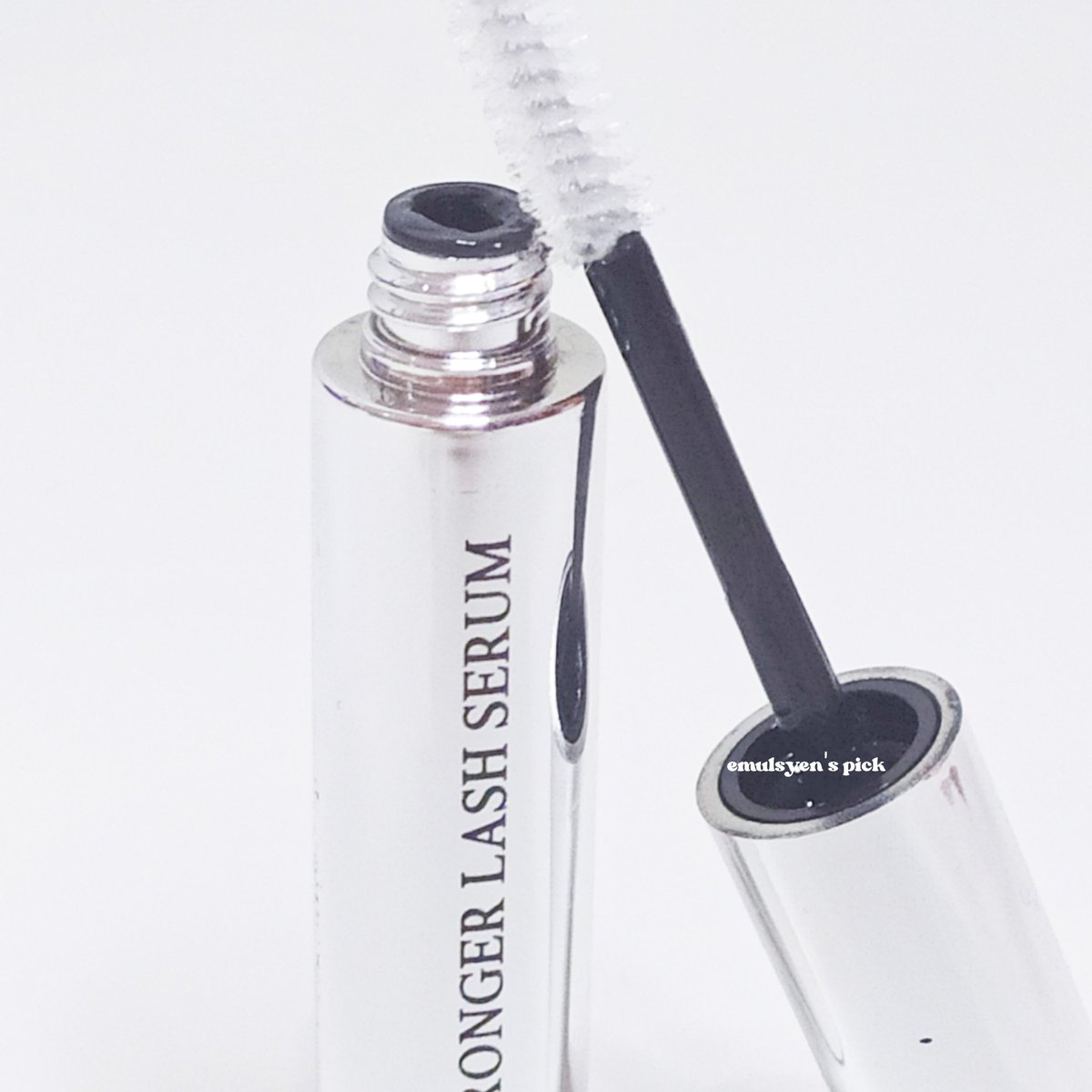 emulsyen's tweet photo. yang kedua, ni punya @LangsreI stronger lash serum.

kalo bulu mata kamu sering rontok, kurang lentik, kurang panjang, and tipis cobain deh punyanya langsre😭🙏

waktu pertama kali pake ini, aku agak amaze dia cepettt bangettt bikin bulu mataku lebat!! https://t.co/xHuLYApWv6