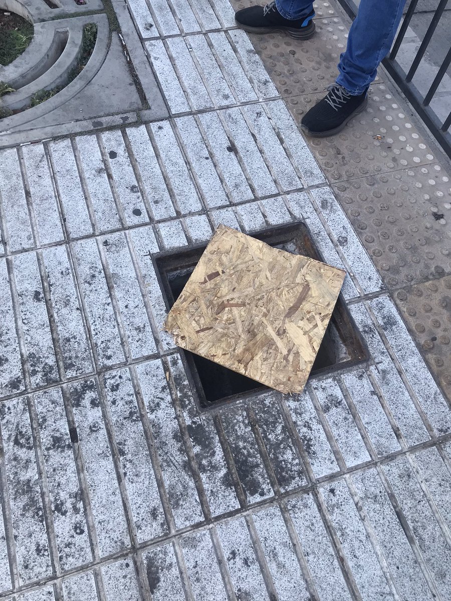 _natty_'s tweet photo. @Muni_Indep Parada 6 Metro Hospitales  PB 1956. Esta situación que pone riesgo a muchos usuario la mayoría personas de edad y con movilidad reducida https://t.co/kGgco9E4UF