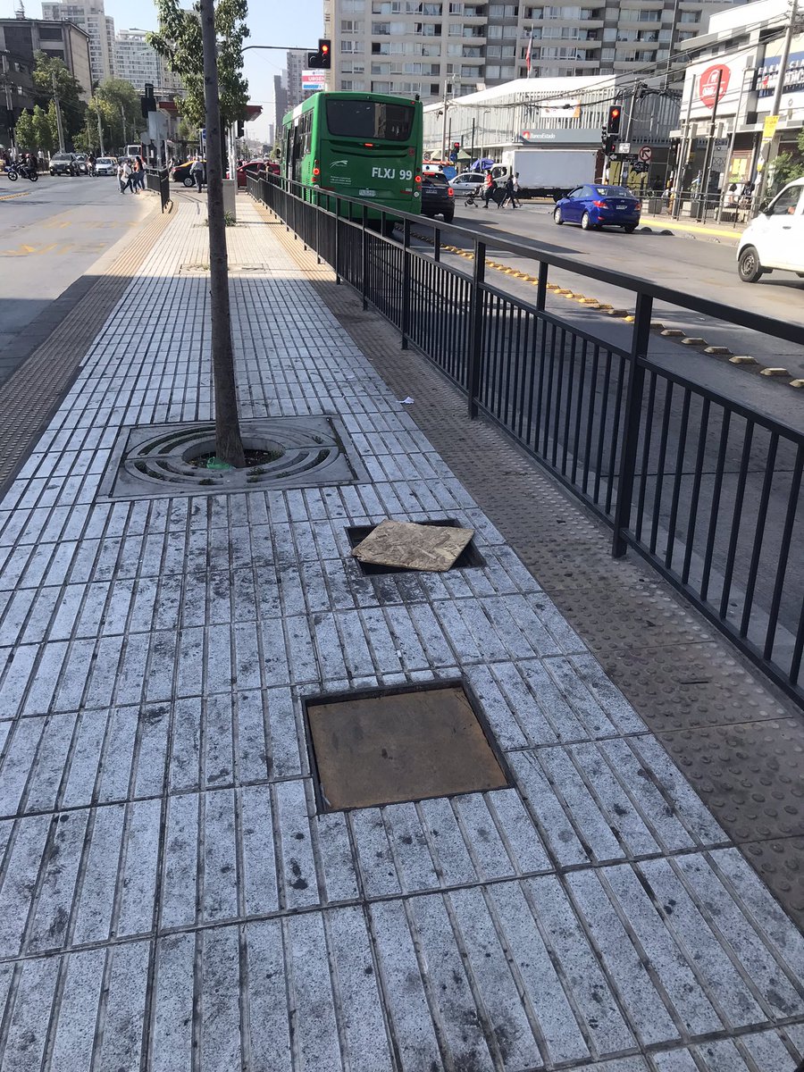 _natty_'s tweet photo. @Muni_Indep Parada 6 Metro Hospitales  PB 1956. Esta situación que pone riesgo a muchos usuario la mayoría personas de edad y con movilidad reducida https://t.co/kGgco9E4UF
