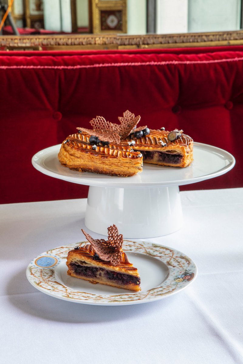 Célébrons l’#épiphanie au Grand Véfour avec la Galette des rois aux amandes et confit d’azuki. Le goût de noisette du confit d’azuki, le fameux haricot rouge du Japon allié à un jus de betterave, relève avec délicatesse la générosité et les saveurs de cette galette 👑