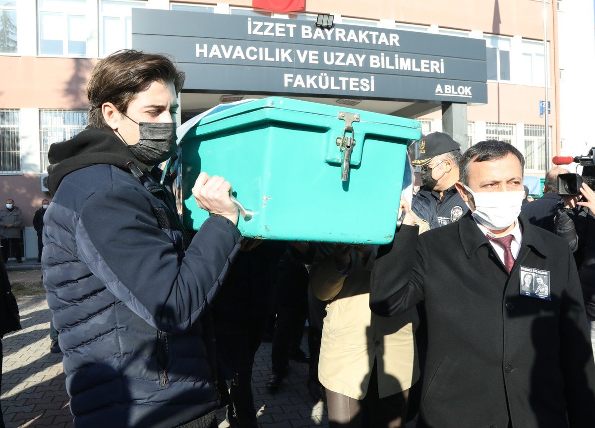 Dün yaşanılan elim trafik kazası sonucu hayatını kaybeden üniversitemiz öğrencilerini Havacılık ve Uzay Bilimleri Fakültemizden, öğrenci arkadaşları ve hocaları ile uğurladık. Başımız sağ olsun.