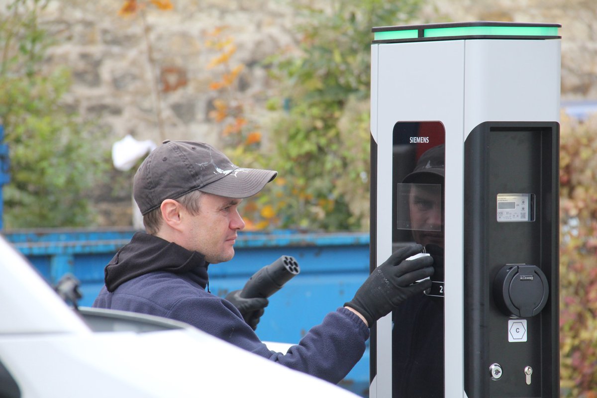 SiemensCzech's tweet photo. Dobíjení elektrických dodávek @volkswagen #eCrafter v jedné z největších nemocnic v ČR, @vfnpraha zajišťují AC dobíjecí stanice #Sicharge společnosti Siemens! 😎 👏
Zajímá vás více? 🤔 ➡️ https://t.co/PnYr4k3GIG https://t.co/TW1vKEiZr9