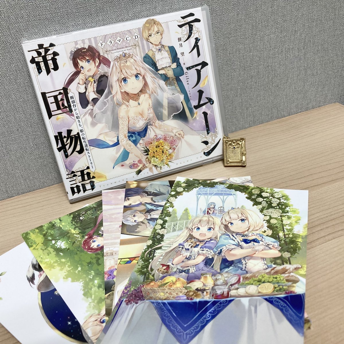 TOBOOKS's tweet photo. 【Instagram更新！】
#ティアムーン帝国物語
本日はドラマCDとグッズの紹介～🌙

ドラマCDは、原作9巻とセットでも購入できます💿📘

そしてなーんと！
ミーアの日記帳がチャームとして登場😍

ギロちんくんがそわそわしてるので、
Instagramチェックしてみてください🙇🙇
https://t.co/nWan34YBgh https://t.co/5GucGG4c89
