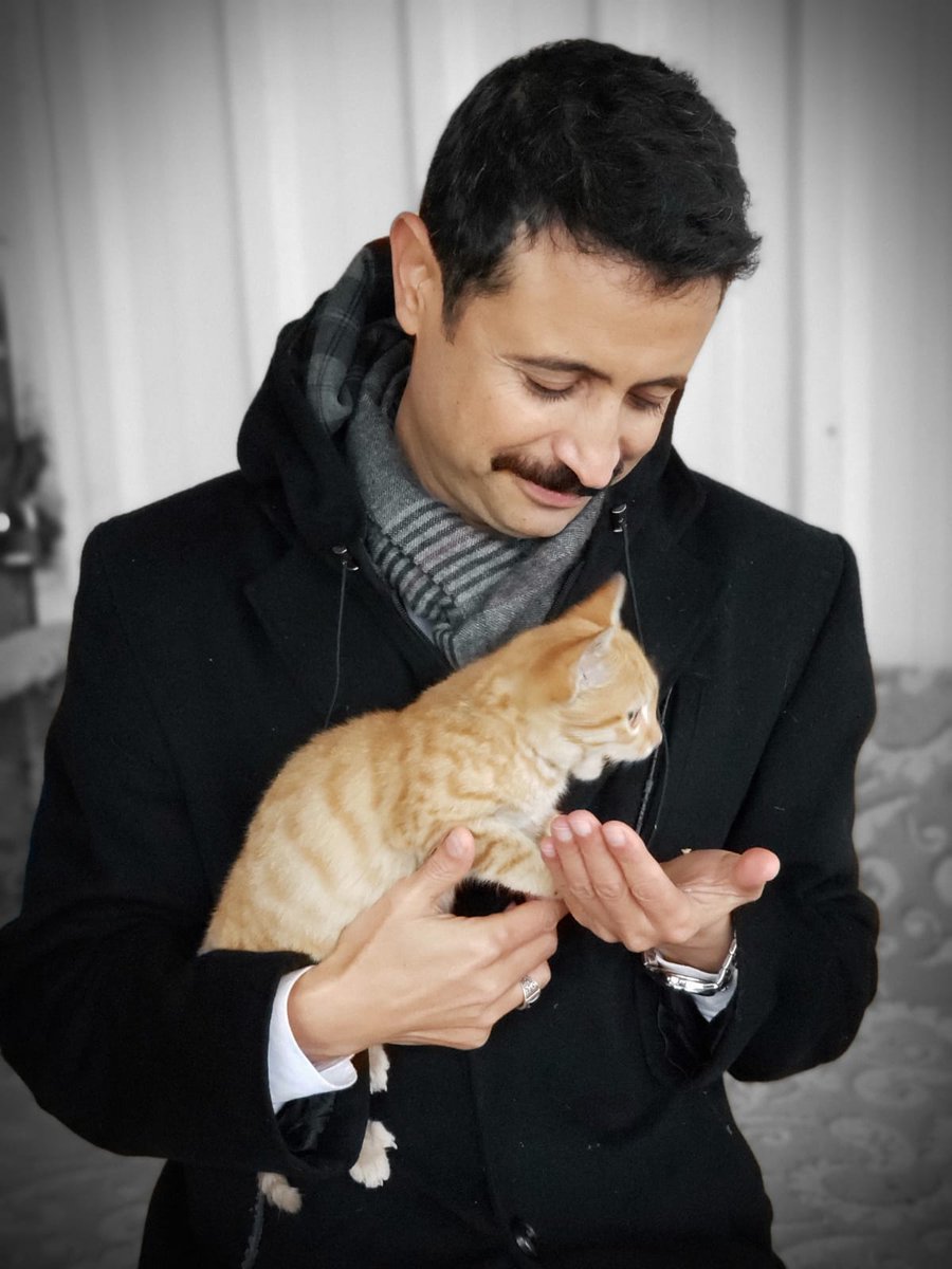 Amcam Ahmet DEMİR yaklaşık 25 yıllık eğitimci hayatında kendisine verilen her görevi en iyi şekilde ve hakkıyla yapmaktadır. Şahsiyeti ile hepimize örnek olup, toplumda binlerce insan yetiştirmiştir. Özveri, iş ahlakı, görev sorumluluğumu ve başarımı örnek olan amcama borçluyum.