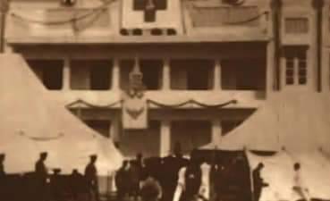 Kitsanahongsuwa's tweet image. #วันนี้ในอดีต
6 มกราคม พ.ศ. 2481 
พระบาทสมเด็จพระเจ้าอยู่หัวอานันทมหิดล มีพระมหากรุณาธิคุณเสด็จฯ มากระทำพิธีเปิดเป็นปฐมฤกษ์ โรงพยาบาลอานันทมหิดล ซึ่งในวันเดียวกันยังทรงเสด็จพระราชดำเนินเป็นประธานในพิธีเปิดค่ายสมเด็จพระนารายณ์มหาราช ณ จังหวัดลพบุรี