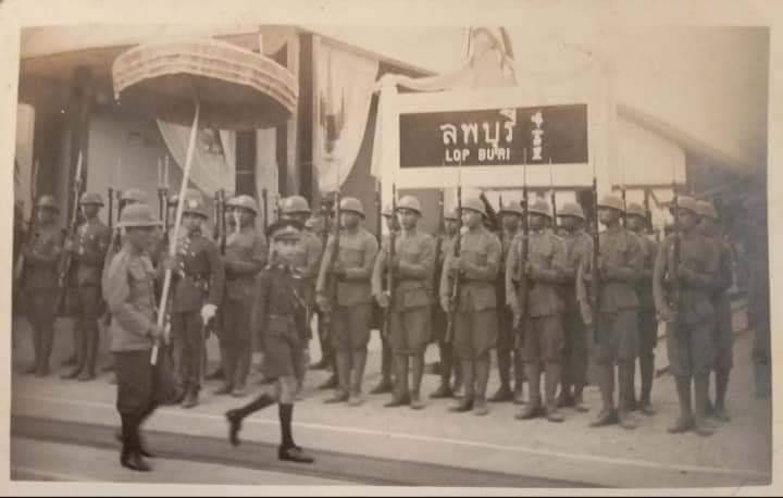 Kitsanahongsuwa's tweet image. #วันนี้ในอดีต
6 มกราคม พ.ศ. 2481 
พระบาทสมเด็จพระเจ้าอยู่หัวอานันทมหิดล มีพระมหากรุณาธิคุณเสด็จฯ มากระทำพิธีเปิดเป็นปฐมฤกษ์ โรงพยาบาลอานันทมหิดล ซึ่งในวันเดียวกันยังทรงเสด็จพระราชดำเนินเป็นประธานในพิธีเปิดค่ายสมเด็จพระนารายณ์มหาราช ณ จังหวัดลพบุรี