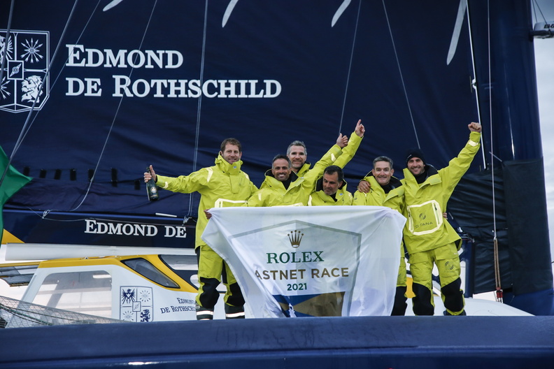 RolexFastnet_Ch's tweet photo. [Votez] L'arrivée de la #RolexFastnetRace parmi les événements 2021 par @LaPresseManche. Votez via https://t.co/NQZoL6FYBp pour l'élire Manifestation de l'année avant le 8 janvier ! Sans oublier notre jeune skippeuse Clara Fortin parmi les personnalités de l'année 📷Paul Wyeth https://t.co/lDpK2TFxVZ