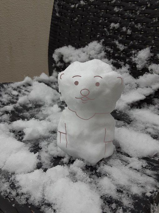 ベランダに作った小さい雪だるま。 