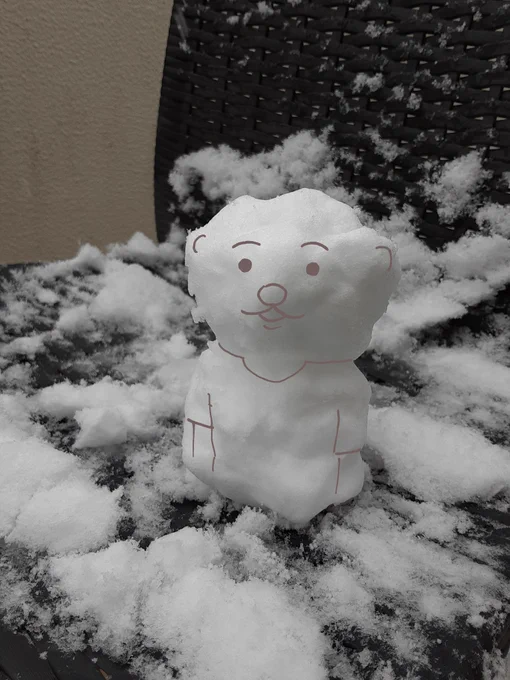 ベランダに作った小さい雪だるま。 