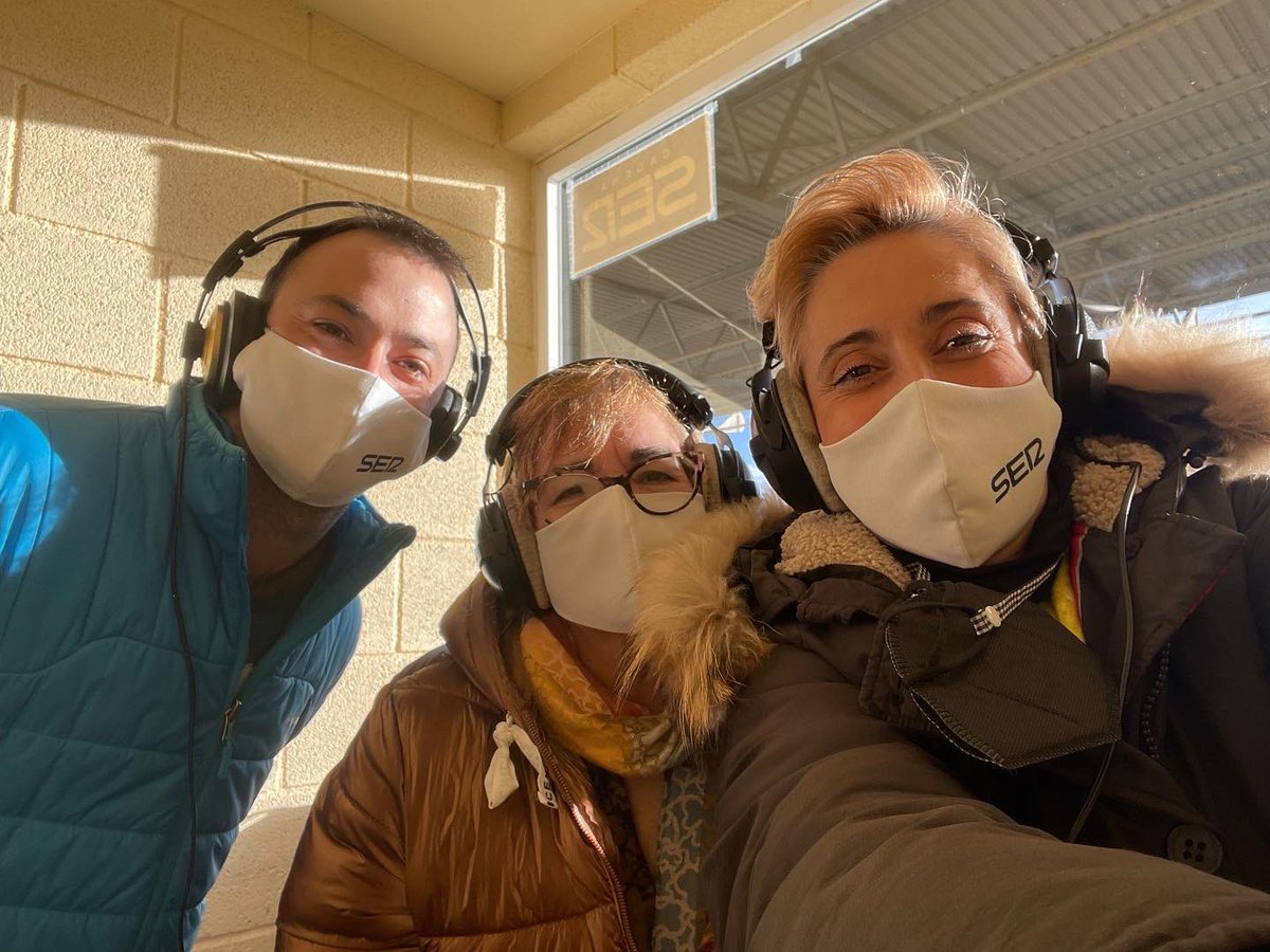 Ayer fue uno de esos días agotadores pero en los que se disfruta de la radio en estado puro: exclusivas, calle, nervios, directos… La magia de la radio que llegó con los Reyes Magos. 
Y con este gran equipo de <a href="/RadioRioja/">Radio Rioja</a> siempre todo es fácil!