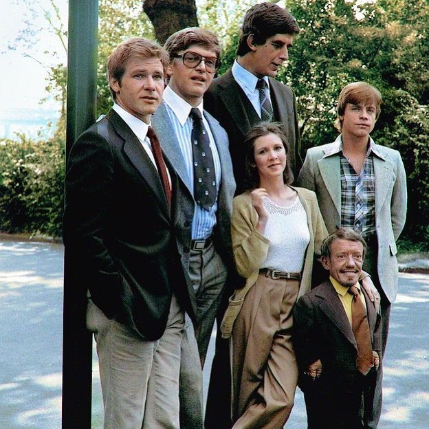 The cast of Star Wars without costumes. Harrison Ford (Han Solo), David Prowse (Darth Vader), Peter Mayhew (Chewbacca), Carrie Fisher (Princess Leia), Kenny Baker (R2-D2) and Mark Hamill (Luke Skywalker), 1977.

Colorized by 
@jecinci https://t.co/WHaTBJyBdq