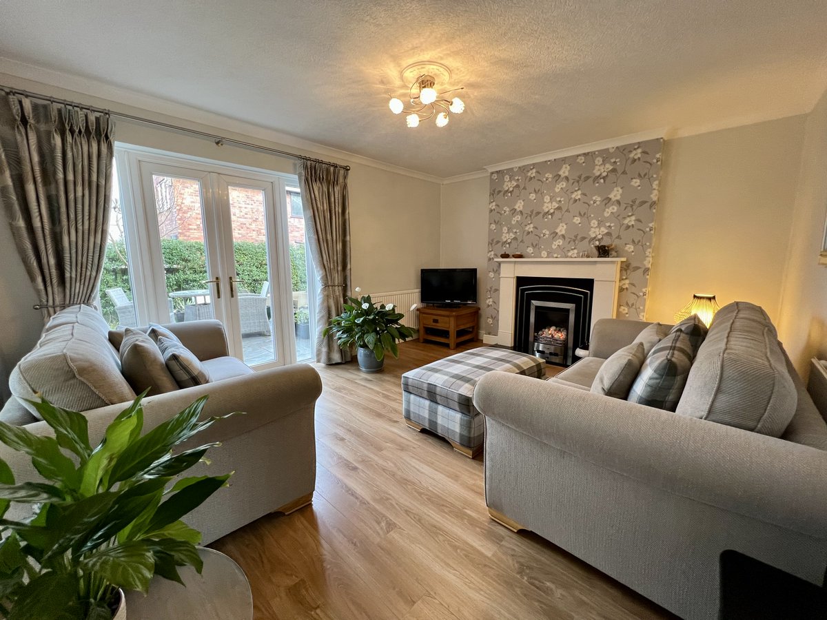 WatersonsEA's tweet photo. NEW!
Seamons Road, #Altrincham - £525,000
An immaculately presented, much improved 3 Bedroom Detached family home on this popular development, ideal for Altrincham Town Xentre, local primary schools and John Leigh Park. 1335sqft. For a #viewing ☎️01619416633 #propertyforsale https://t.co/SbD2u47zDd