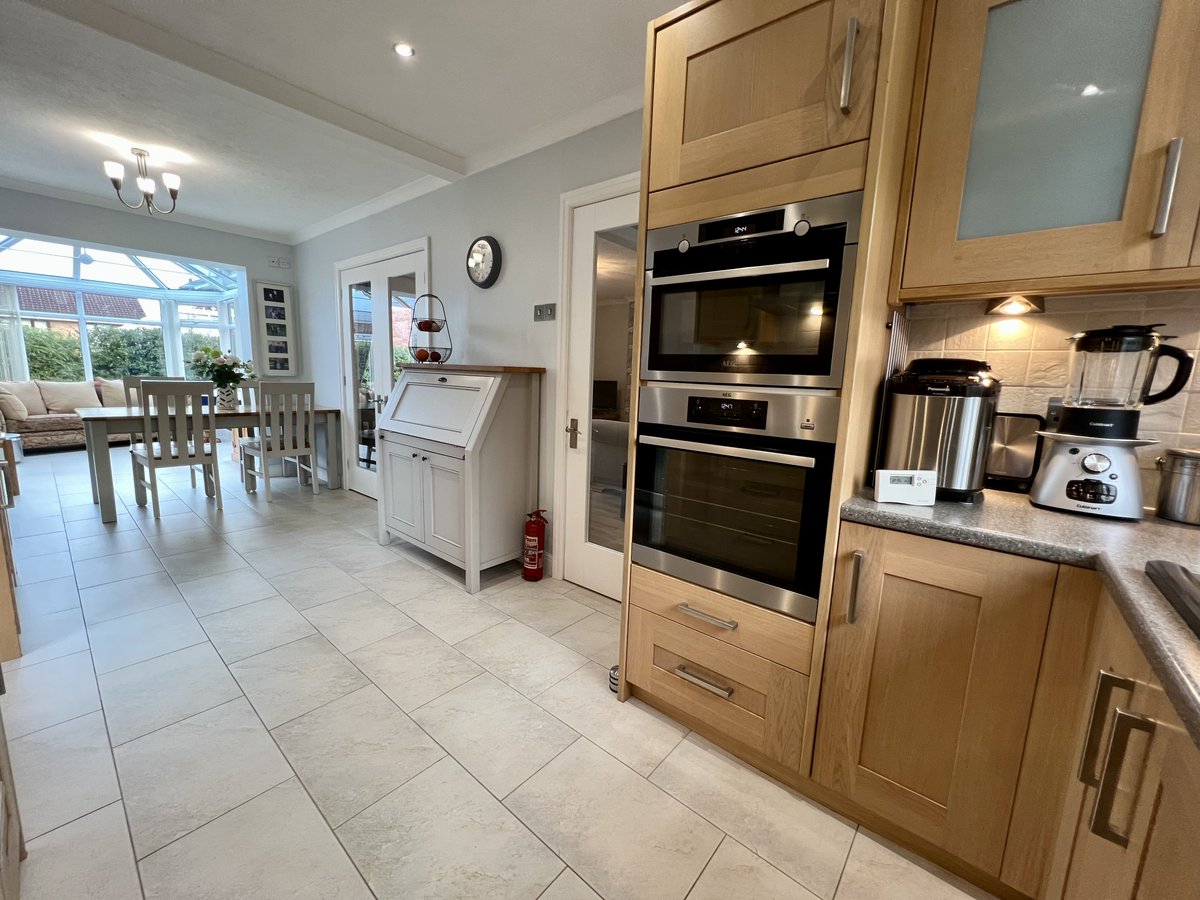 WatersonsEA's tweet photo. NEW!
Seamons Road, #Altrincham - £525,000
An immaculately presented, much improved 3 Bedroom Detached family home on this popular development, ideal for Altrincham Town Xentre, local primary schools and John Leigh Park. 1335sqft. For a #viewing ☎️01619416633 #propertyforsale https://t.co/SbD2u47zDd