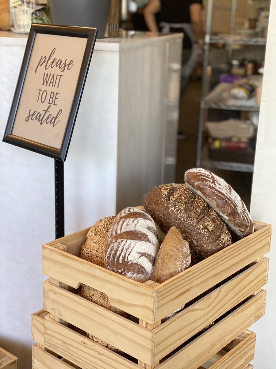 Mohmd_AlFahad's tweet photo. تجربتي للفطور كانت عند بيكري دقيق وحطب 🥖🍳
مكان ملموم يعطيك انطباع اوربي جميل بأطباق لذيذة👌🏻
يقدمون ضيافة ساوردو مع زبدة ومربى❤️
جربت بيض عيون وافوكادو بخبز الساوردو 50﷼
بريوش مع ماسكربون وتمر وعسل 63﷼ طعم مميز ولذيذ👌🏻😋
امريكانو 13﷼ ☕️
الأسعار فوق المتوسط��� https://t.co/iEz87nfGM0