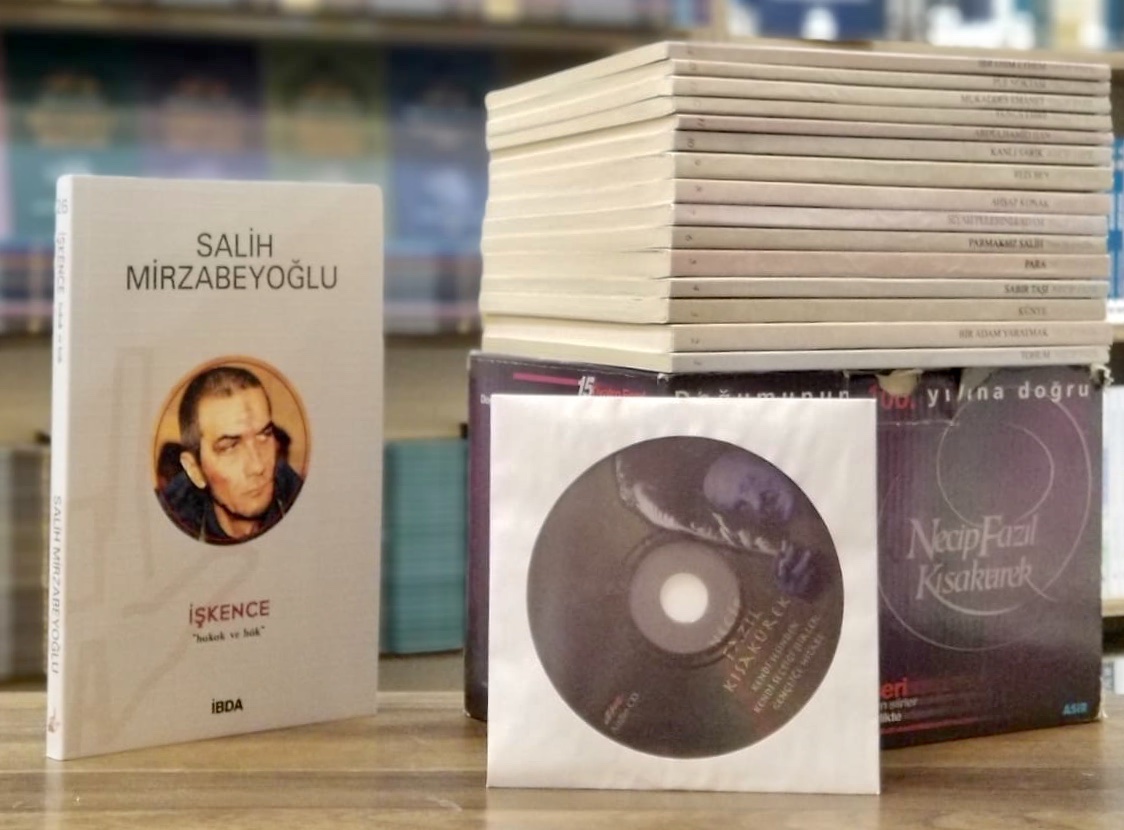 Salihmirz's tweet photo. Kitap çekilişi 📚

Kazanan 1. Kişiye Üstad Necip Fazıl'ın tiyatro eserlerinden oluşan 15 adet kitap seti,

2. Kişiye Kumandan Salih Mirzabeyoğlu'nun 'İşkence'
adlı eseri hediye edilecektir

Katılım şatları:

✅Hesabımızı takip etmek
✅Bu twiti  RT yapmak

Sonuç; 13 ocak Perşembe https://t.co/SAhQcXWo7N
