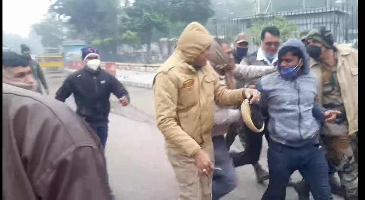 क्रूर राजस्थान सरकार के आदेश पर  पुलिस ने कोरॉना गाइडलाइन की पालना कर धरना दे रहे  अभ्यर्थियों के टेंट तोड दिए सामान फेक दिया लात गुसो से पीट कर जबरन अंदर किया
शौर्य चक्र से सम्मानित आर्मी ऑफिसर विकास जाखड़ को भी गिरफ्तार किया 
गहलोत सरकार की तानाशाही